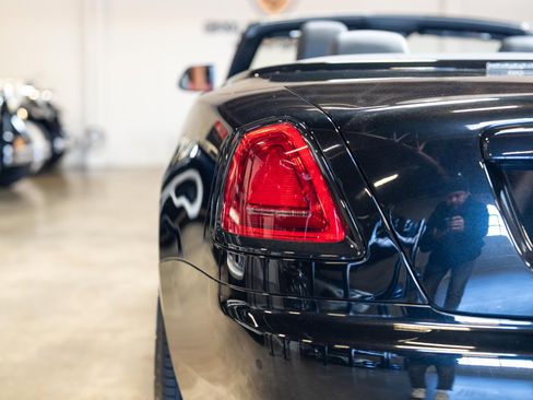Used 2020 Rolls-Royce Dawn image 35