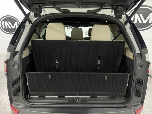 Used 2018 Land Rover Discovery HSE image 28