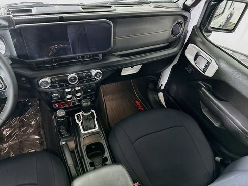 Used 2025 Jeep Gladiator Mojave w/ Technology Group AWD/4WD image 27