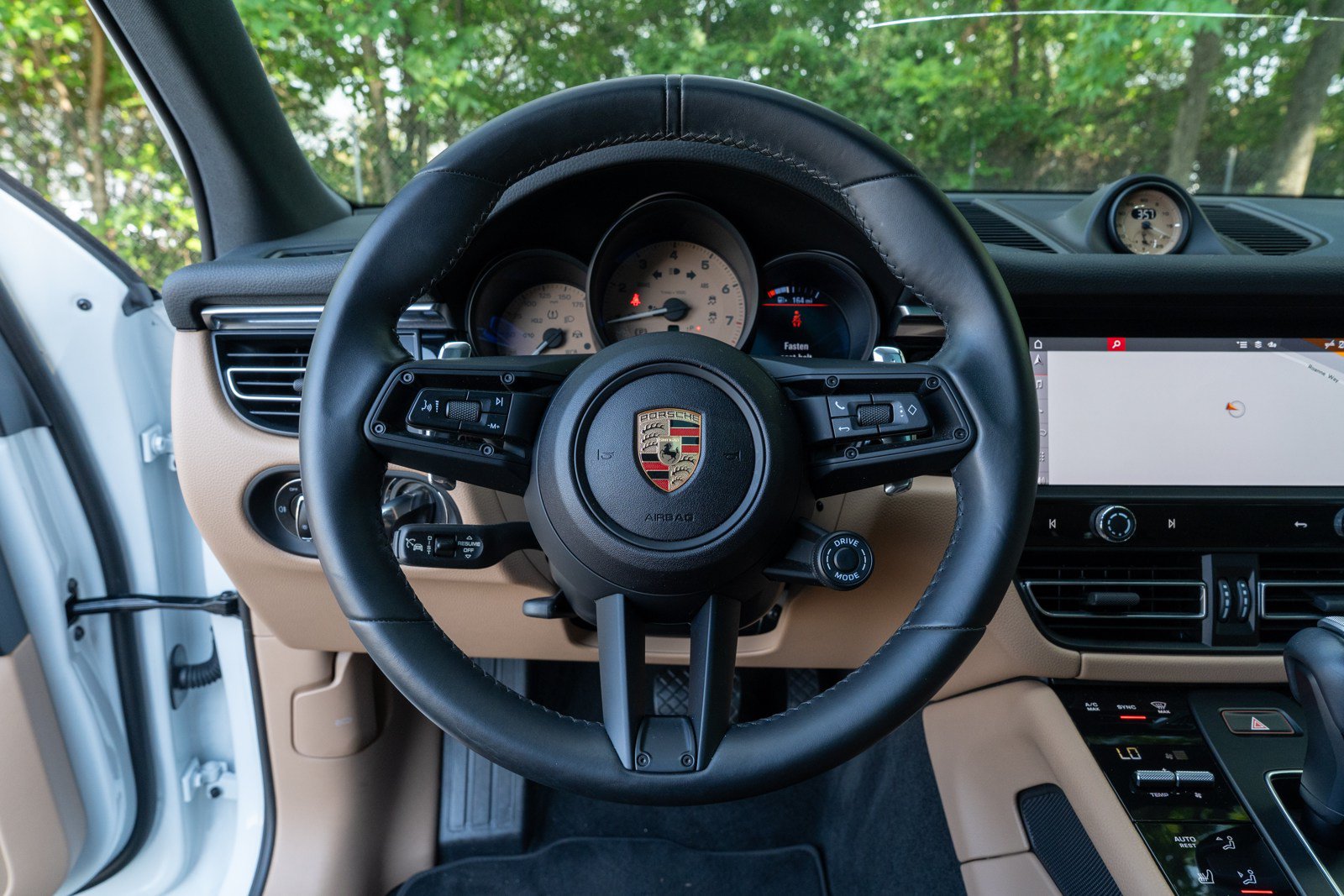Certified 2024 Porsche Macan AWD/4WD image 25