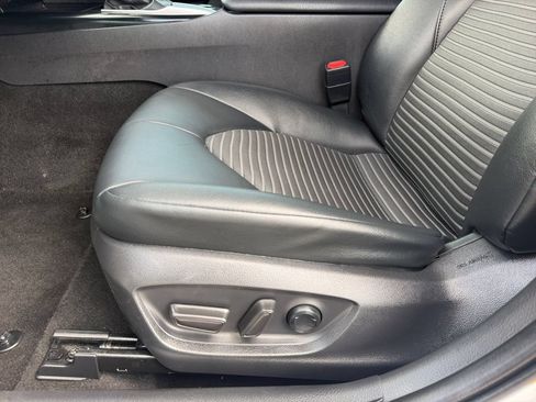 Used 2020 Toyota Camry SE FWD image 11
