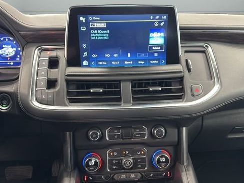 Used 2022 Chevrolet Suburban LT w/ Luxury Package image 12