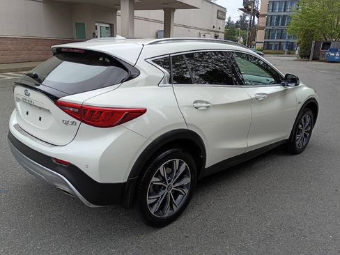 Used 2017 INFINITI QX30 Premium w/ Navigation Package AWD/4WD image 3
