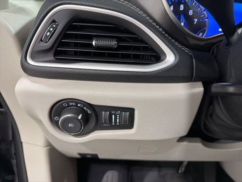 Used 2023 Chrysler Pacifica Touring-L image 11