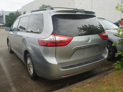 Used 2015 Toyota Sienna XLE w/ XLE Navigation Package FWD image 3