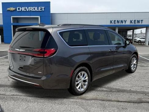 Used 2022 Chrysler Pacifica Touring-L AWD/4WD image 4