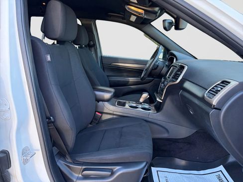 Used 2017 Jeep Grand Cherokee Laredo image 18