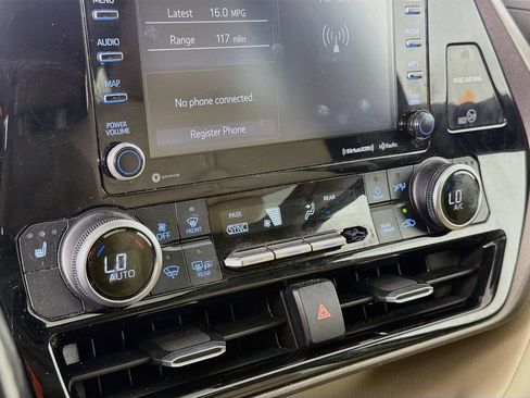 Used 2020 Toyota Highlander XLE AWD/4WD image 15