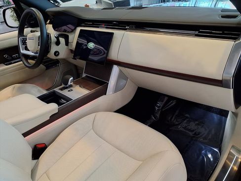 Used 2025 Land Rover Range Rover Long Wheelbase SE image 9