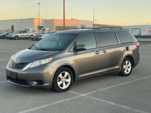 Used 2017 Toyota Sienna LE image 2
