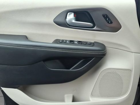 Used 2024 Chrysler Pacifica Touring-L FWD image 16