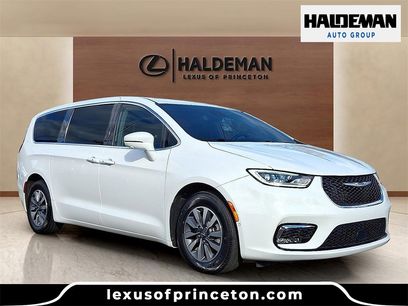 Used 2022 Chrysler Pacifica Touring-L w/ Uconnect Theater Family Group