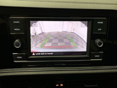 Used 2024 Volkswagen Jetta SE w/ Panoramic Sunroof Package image 5