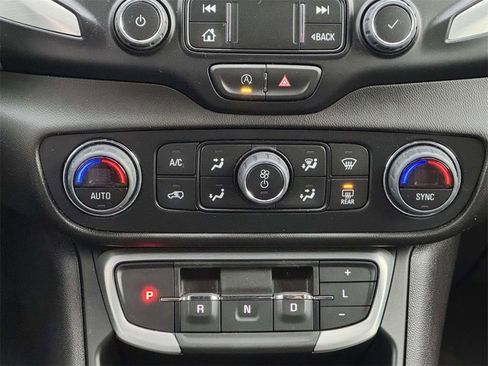 Used 2024 GMC Terrain SLT image 19