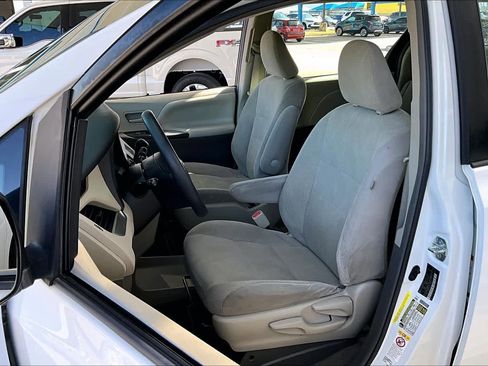 Used 2018 Toyota Sienna L image 8