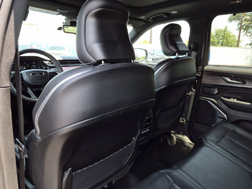 Used 2023 Jeep Grand Cherokee Overland w/ Luxury Tech Group IV AWD/4WD image 39
