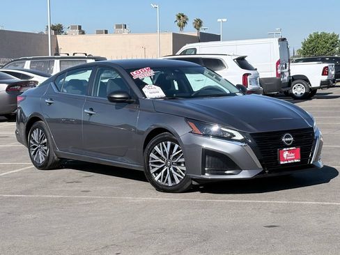 Used 2025 Nissan Altima 2.5 SV FWD image 2