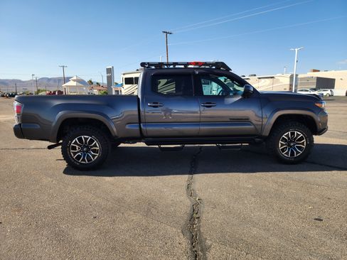 Used 2022 Toyota Tacoma TRD Sport w/ Technology Package RWD image 4