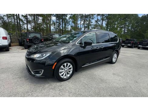 Used 2019 Chrysler Pacifica Touring-L image 4