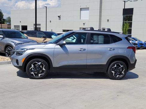 Used 2025 Kia Seltos EX AWD/4WD image 2