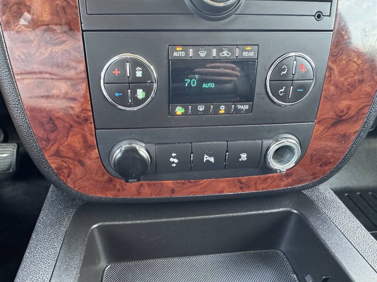 Used 2011 Chevrolet Suburban 2500 LT AWD/4WD image 22