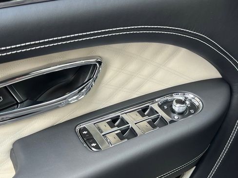 Used 2025 Bentley Bentayga AWD/4WD image 40