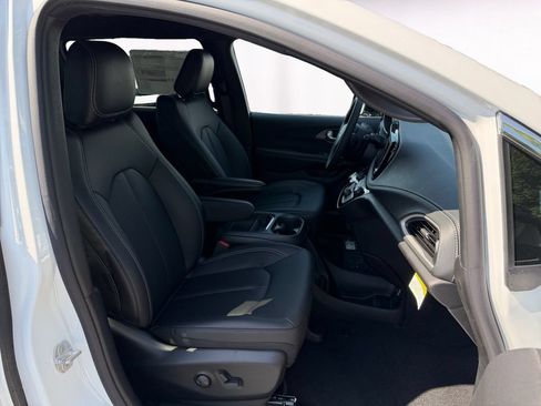 New 2027 Chrysler Pacifica Select w/ Family Tech Group FWD image 15