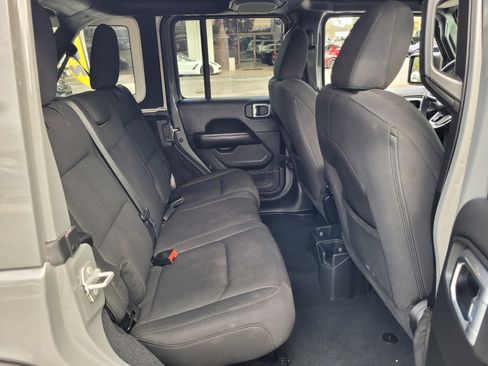 Used 2022 Jeep Wrangler Unlimited Sahara image 18
