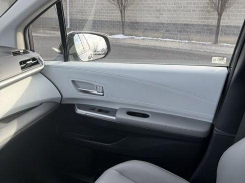 Used 2025 Toyota Sienna XLE image 30