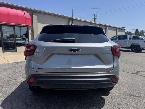 Used 2025 Chevrolet Trax RS w/ Sunroof Package FWD image 4