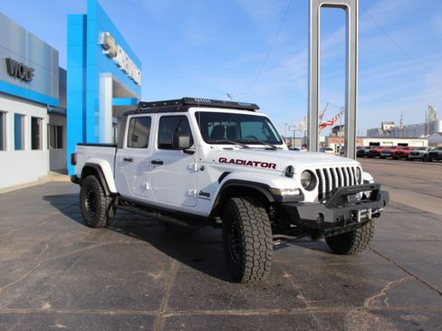 Used 2020 Jeep Gladiator Sport AWD/4WD image 4