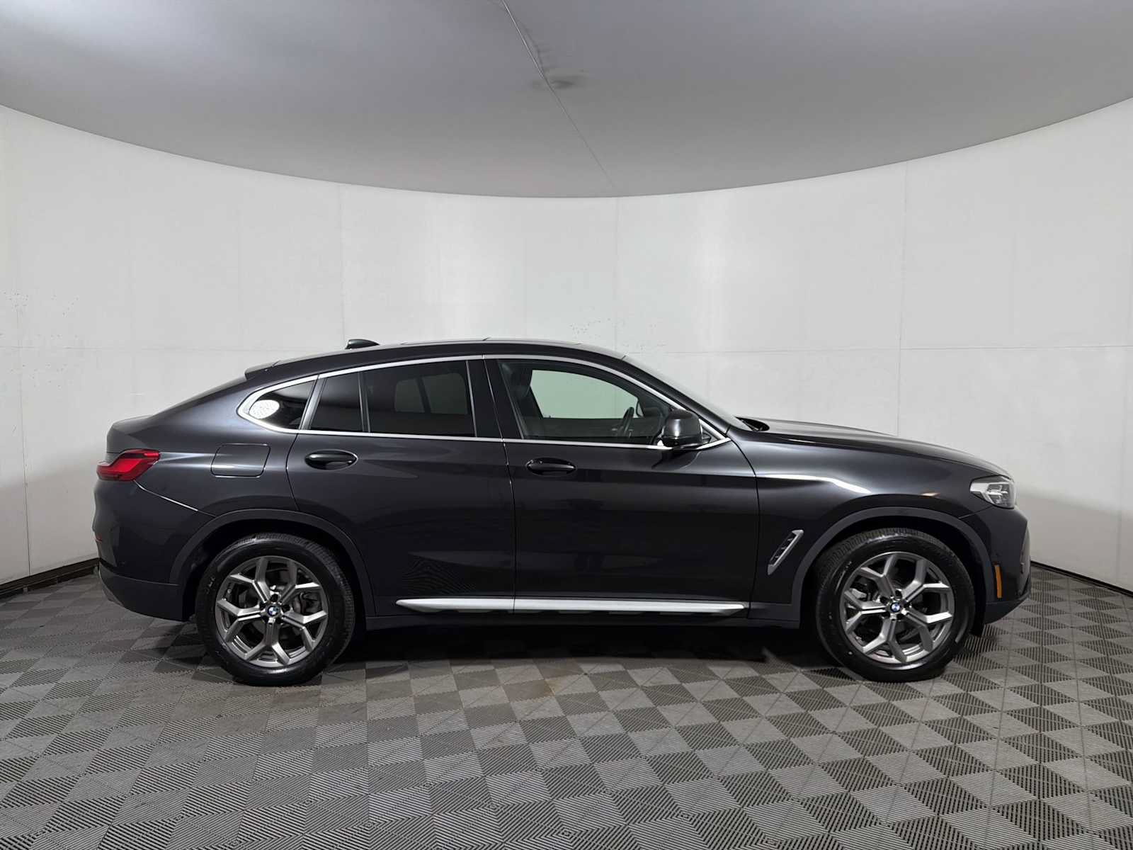 Used 2024 BMW X4 xDrive30i w/ Parking Assistance Package AWD/4WD image 7
