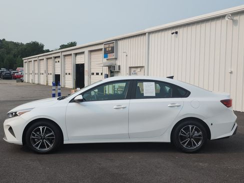 Used 2024 Kia Forte LXS w/ LXS Technology Package FWD image 2