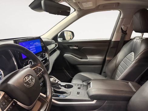 Used 2024 Toyota Highlander XLE FWD image 10