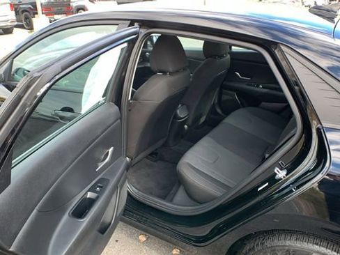 Certified 2023 Hyundai Elantra SE image 17