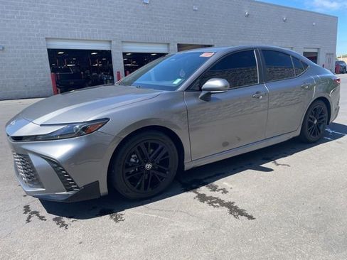 Used 2025 Toyota Camry SE image 4