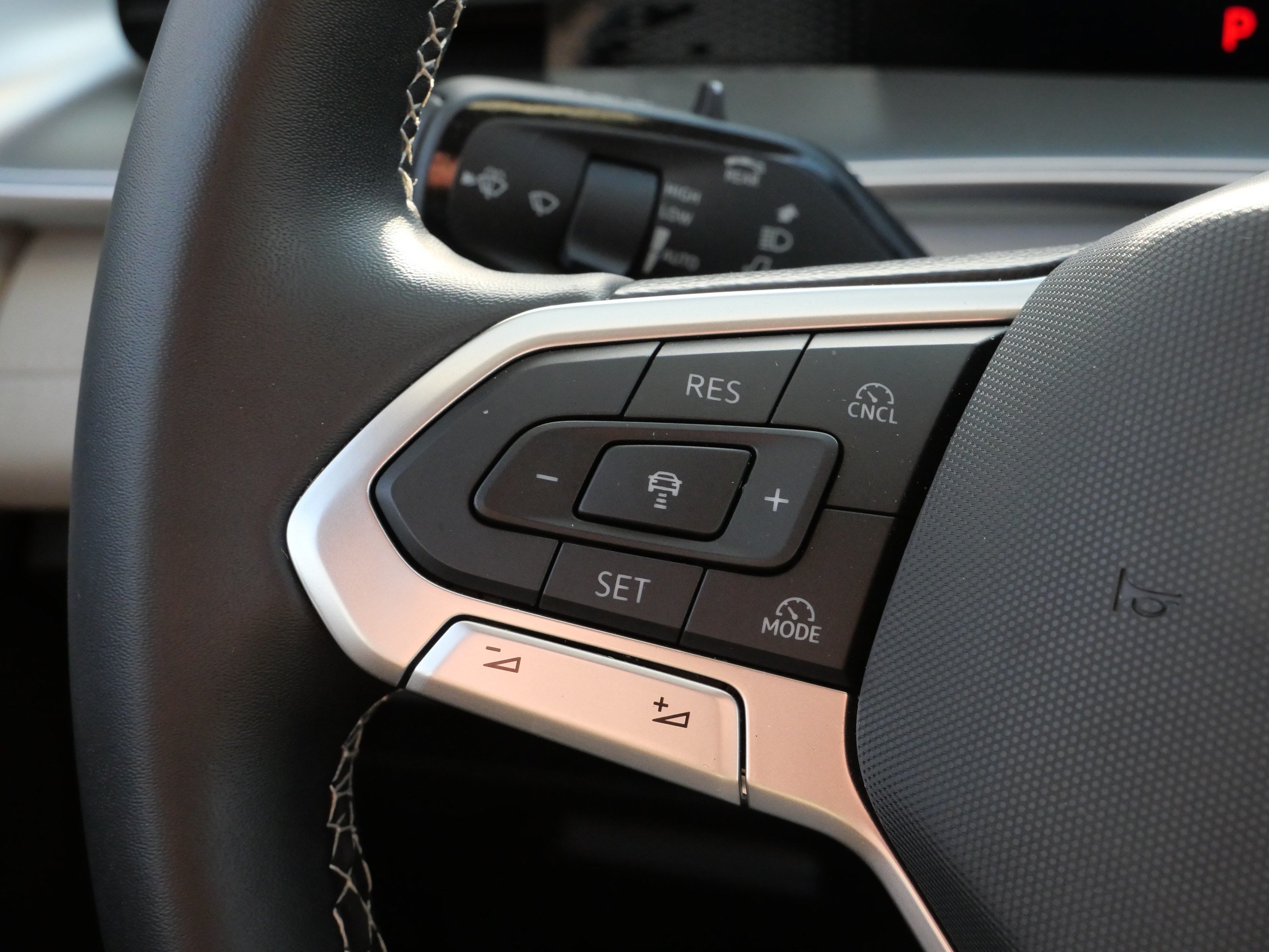 Certified 2025 Volkswagen Tiguan SE AWD/4WD image 26