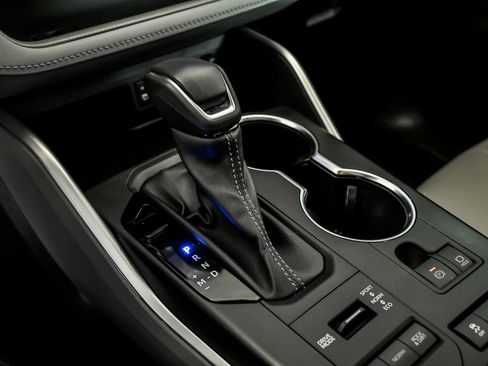 Used 2022 Toyota Highlander XLE image 23