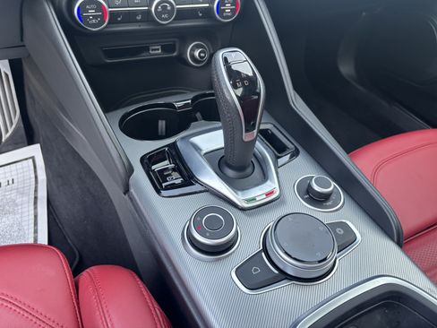Used 2024 Alfa Romeo Giulia Veloce AWD/4WD image 28