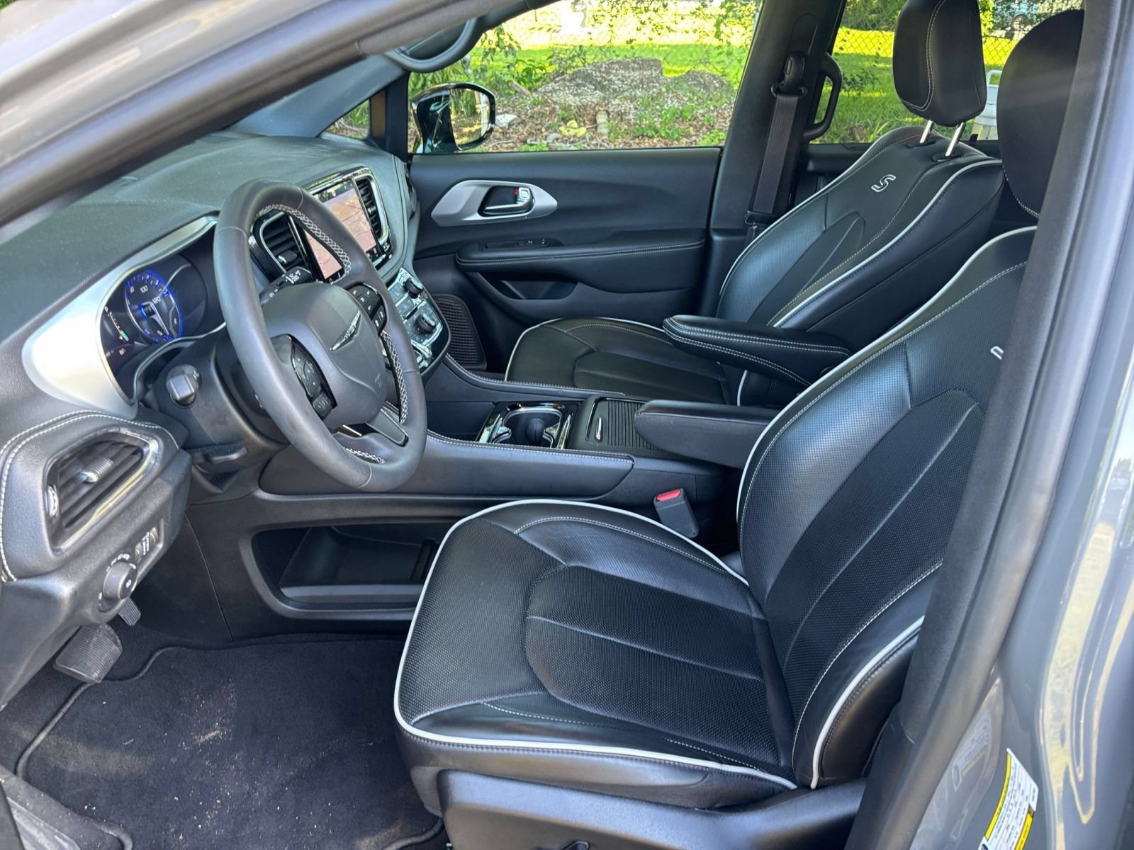 Used 2025 Chrysler Pacifica Limited FWD image 29
