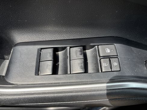 Used 2024 Toyota Highlander LE AWD/4WD image 23
