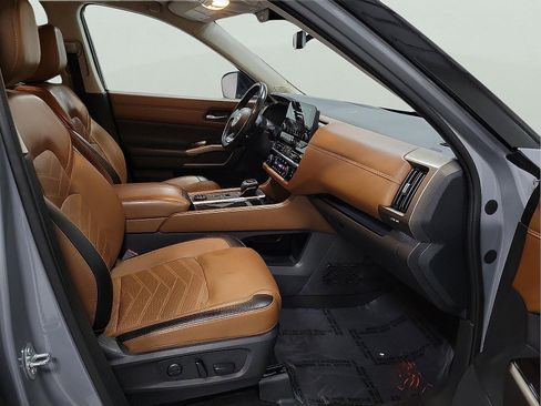 Used 2024 Nissan Pathfinder Platinum image 14