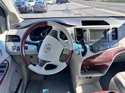 Used 2012 Toyota Sienna Limited w/ LTD Navigation Pkg AWD/4WD image 8