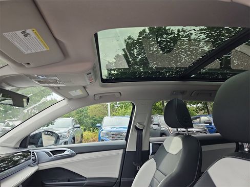 New 2025 Volkswagen Taos SEL image 7