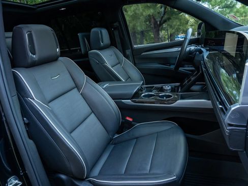 Used 2026 Cadillac Escalade Luxury w/ Touring Package AWD/4WD image 19