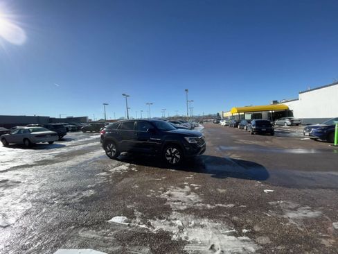 Used 2025 Volkswagen Atlas Cross Sport SE image 14