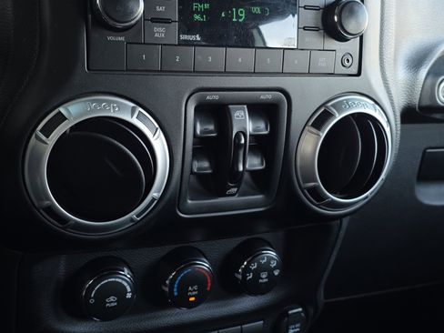 Used 2015 Jeep Wrangler Unlimited Rubicon w/ Connectivity Group image 20