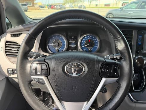 Used 2016 Toyota Sienna XLE w/ XLE Navigation Package FWD image 10