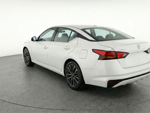 Used 2025 Nissan Altima 2.5 SV FWD image 6