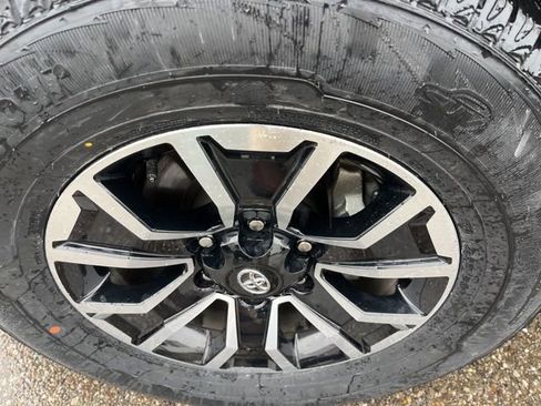 Used 2022 Toyota Tacoma TRD Sport image 9